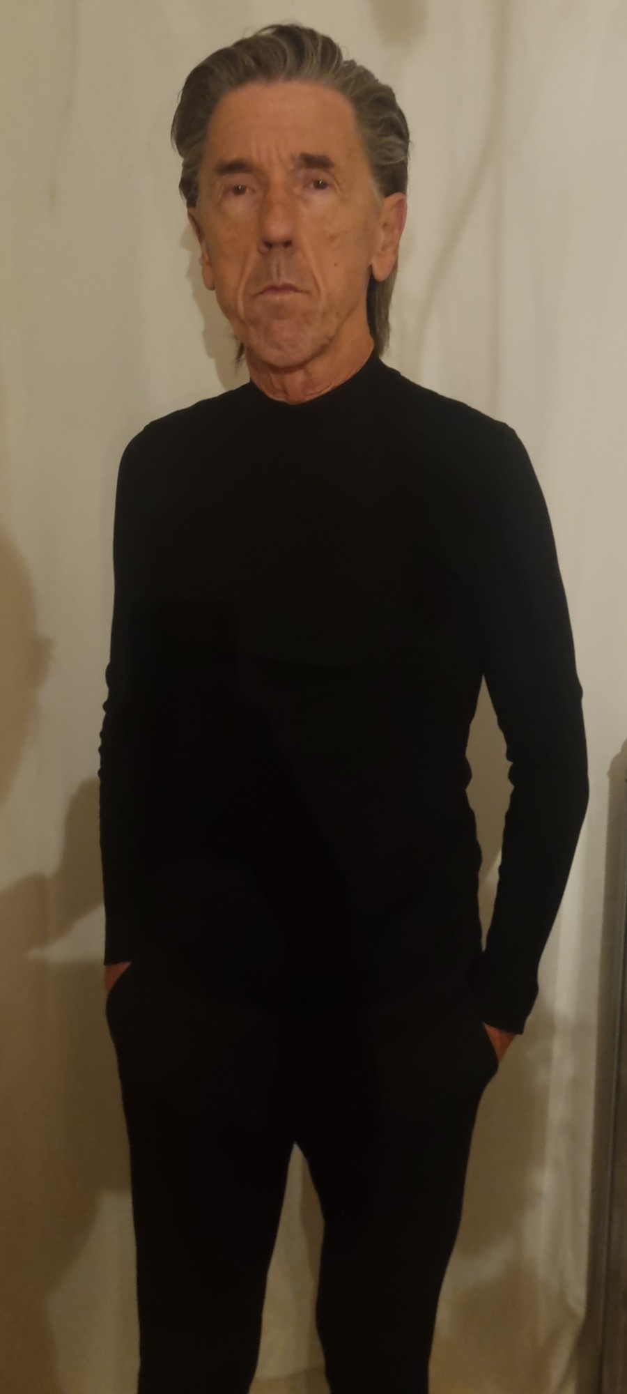 Ganzkörperfoto, Uwe Koczulap ganz in Schwarz