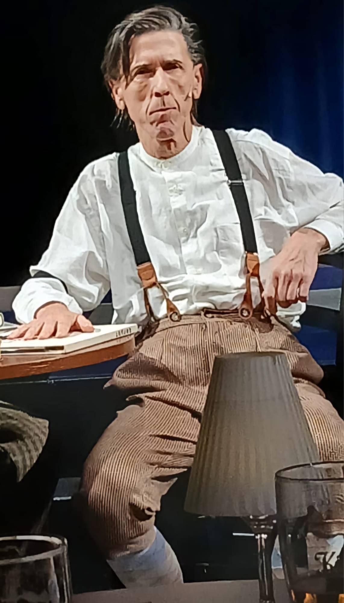 Uwe Koczulap auf der Bühne in weißem Hemd mit Hosenträgern